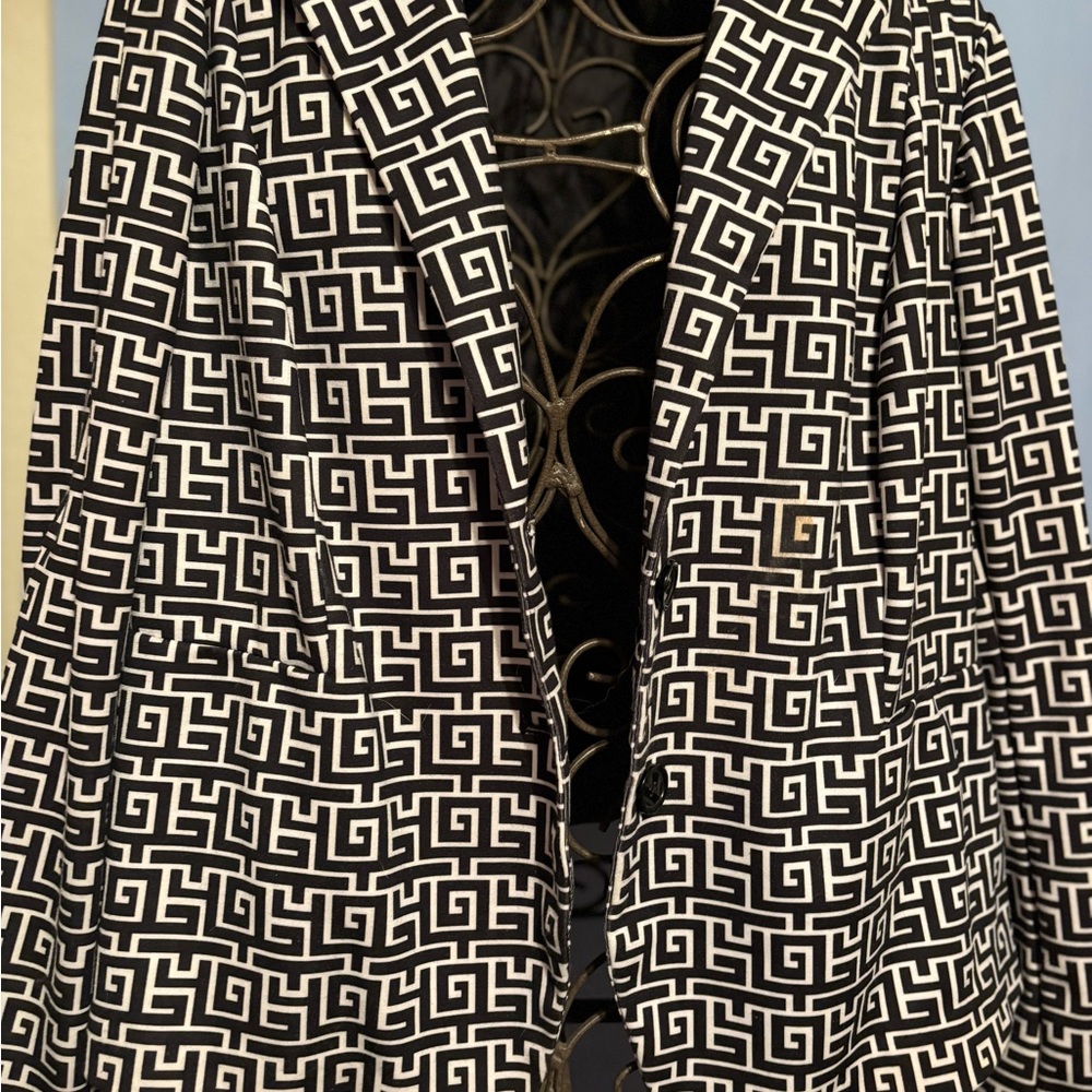 Size 18-20 black and white blazer